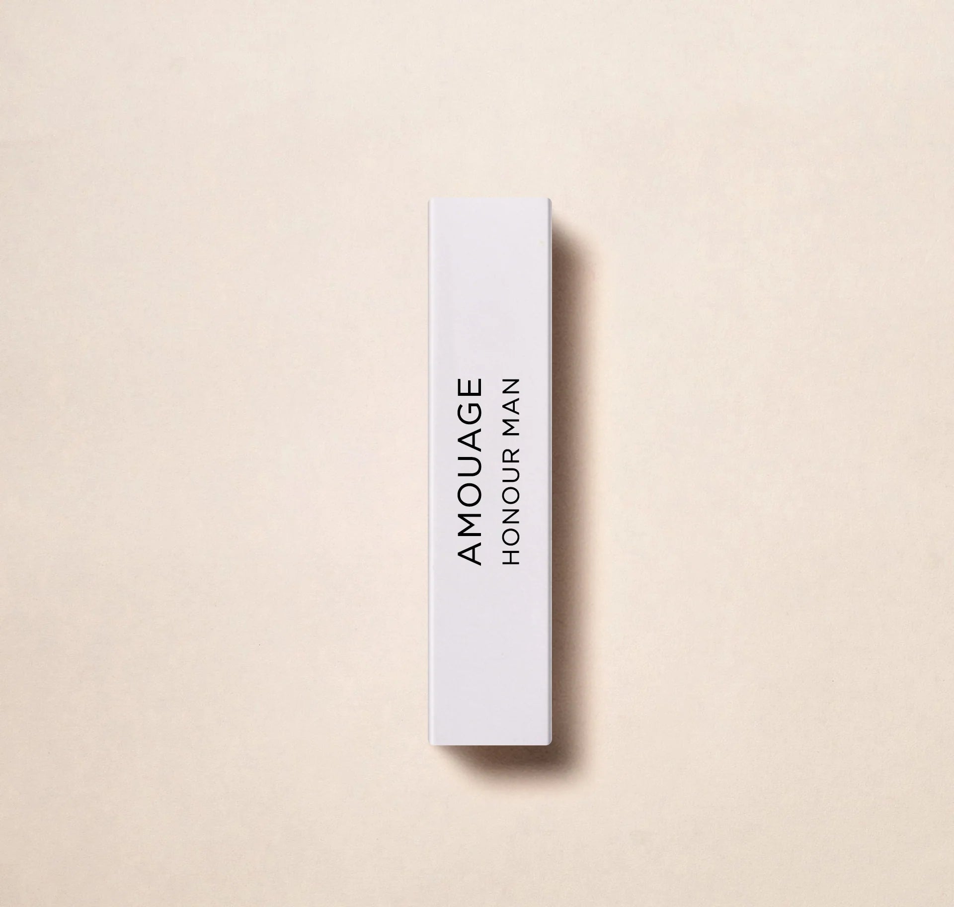 Upplev lyxen hos Amouages ​​parfymhus med det officiella parfymprovet Honour Man 2ml 0.06 oz. Fördjupa dig i den sofistikerade doften från detta välkända märke. Perfekt för touch-ups när du är på språng eller som ett smakprov på Amouages ​​uppskattad