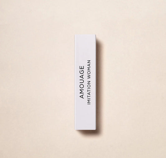 Upplev den lyxiga doften av Amouage Imitation Woman med detta officiella 2 ml-prov på 0,06 oz. Denna doft, tillverkad av det välkända parfymhuset Amouage, utstrålar elegans och sofistikering. Perfekt att testa innan man köper en fullstor flaska eller