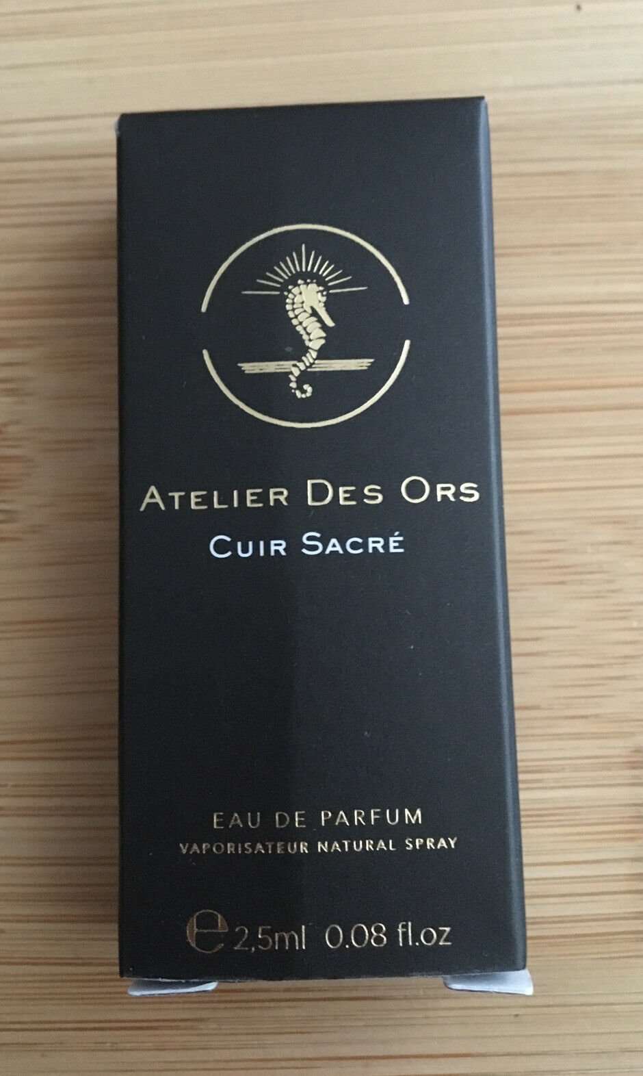 Atelier Des Ors Cuir Sacre 2,5ml 0,08 fl. uns. officiellt parfymprov, Atelier Des Ors Cuir Sacre 2,5ml 0,08 fl. uns. officiel parfumeprøve, Atelier Des Ors Cuir Sacre 2,5ml 0,08 fl. uns. officieel parfumstalen, Atelier Des Ors Cuir Sacre 2,5ml 0,08 f
