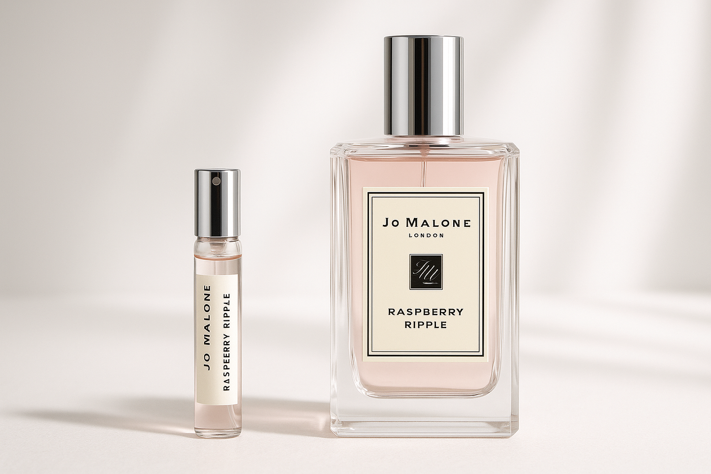 Jo Malone Raspberry Ripple 2ml parfymprov bredvid 100ml Jo Malone Raspberry Ripple parfymflaska