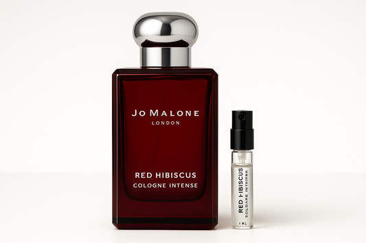 Jo Malone Red Hibiscus Cologne Intense 1ml-prov bredvid en 100ml parfymflaska med Jo Malone Red Hibiscus Cologne Intense som har vit text på den mörkröd flaskan.